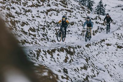 Mountainbiker im Schnee
